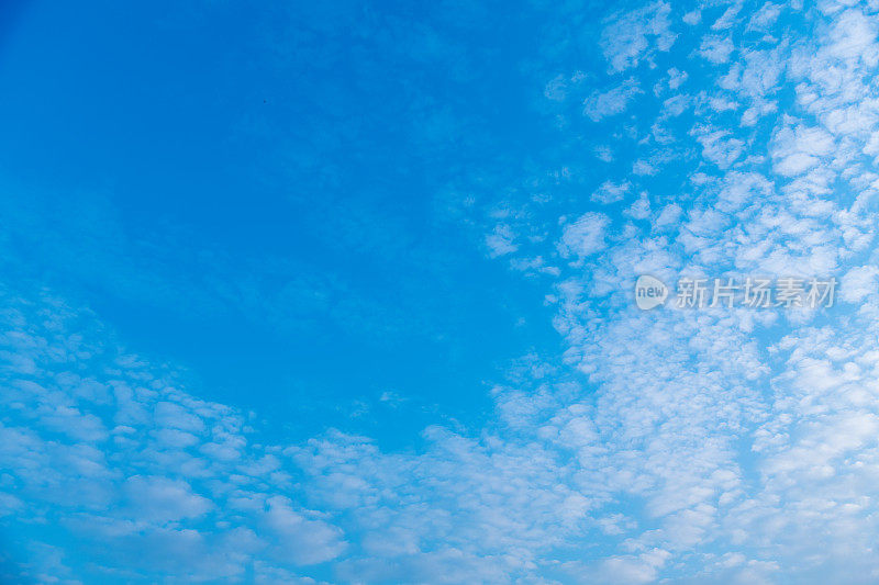 蓝天背景上的白云