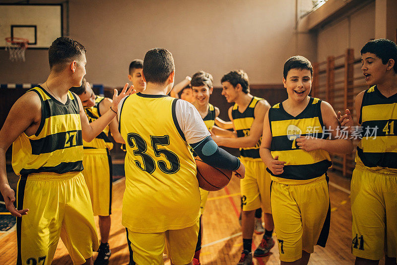 年轻的篮球队在训练后一起玩