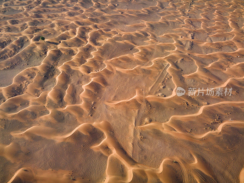 空旷的沙漠沙丘景观在沙迦酋长国的阿联酋
