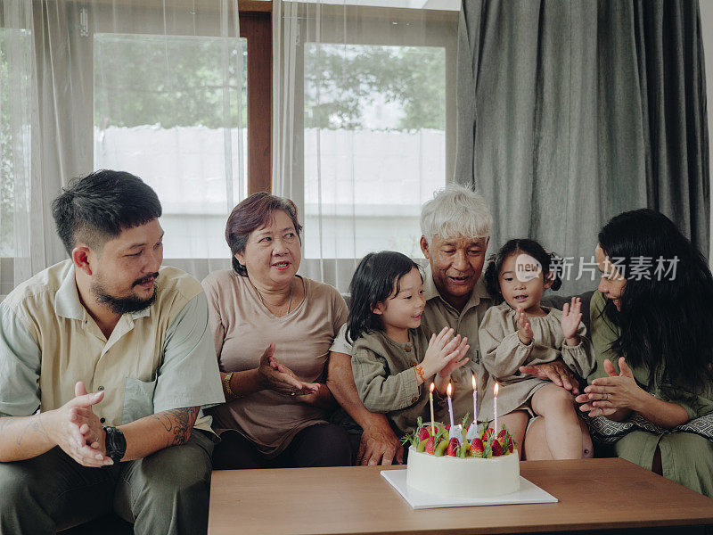 家人在家里一起庆祝生日。