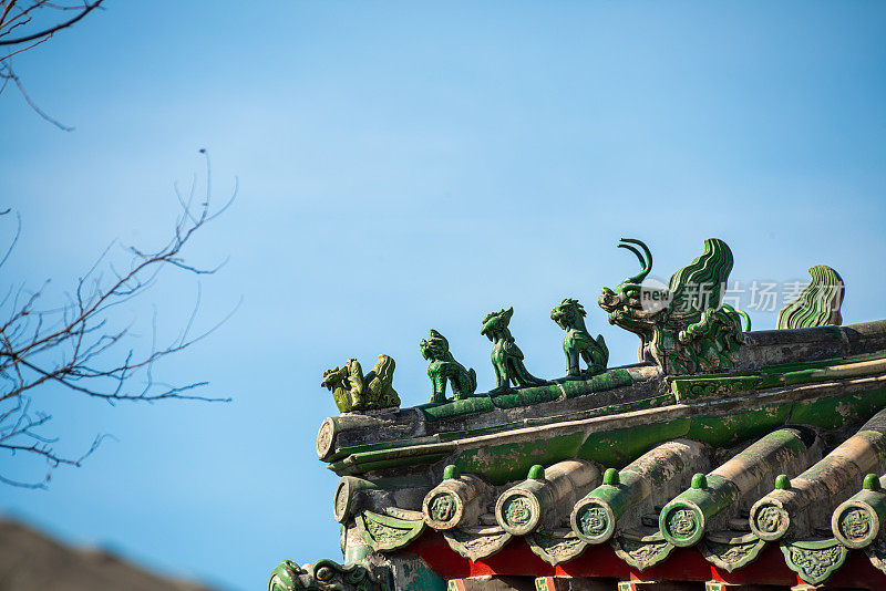 中国北京皇家屋顶装饰(色彩丰富的细节和雕像)