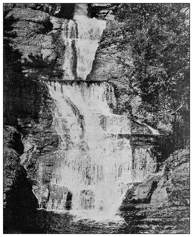 古色古香黑白照片:精灵谷的瀑布