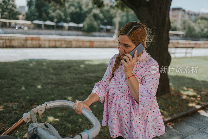 年轻的多任务女商人照顾她的孩子