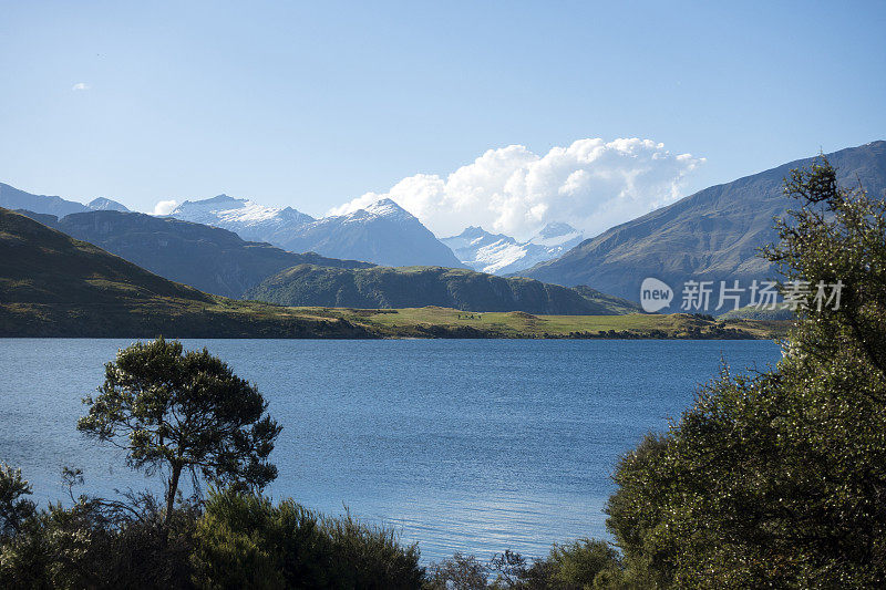 风景优美的瓦纳卡湖在夏天沿着格兰湖湾轨道