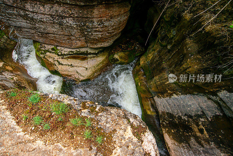 美丽的瀑布从红色巨石反弹