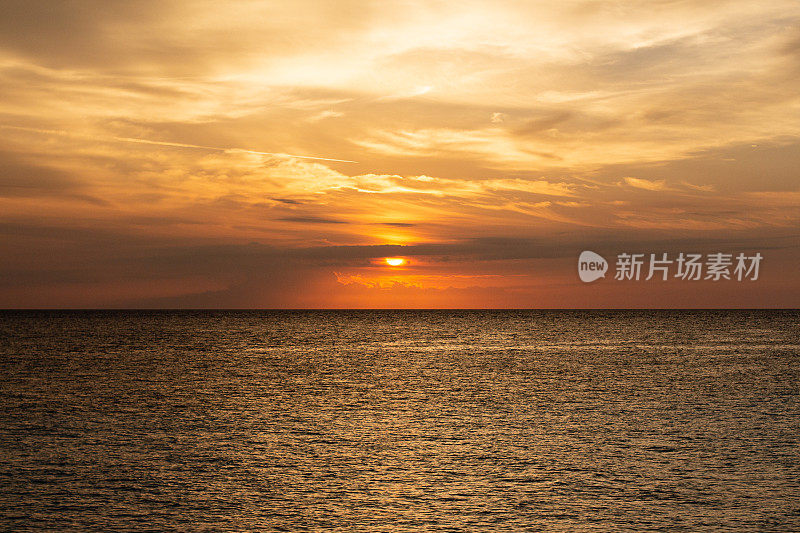 海面上美丽的云景，夕阳的镜头