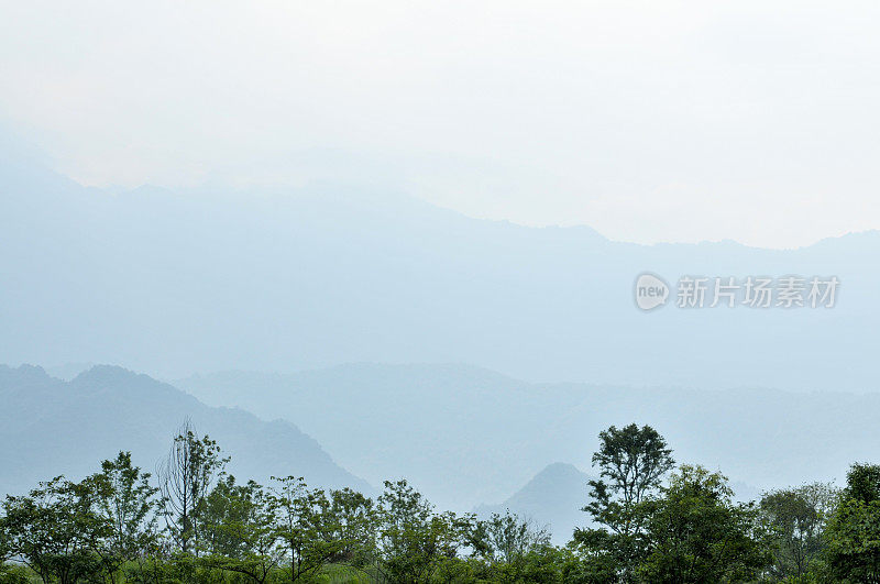 日出时朦胧的群山