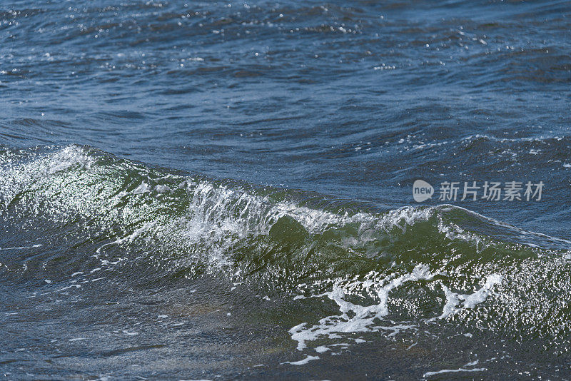 在夕阳的照耀下，海浪翻滚