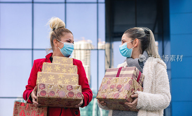 2019冠状病毒病大流行期间，家庭购买圣诞礼物。他们戴着防护口罩，以预防冠状病毒COVID-19。