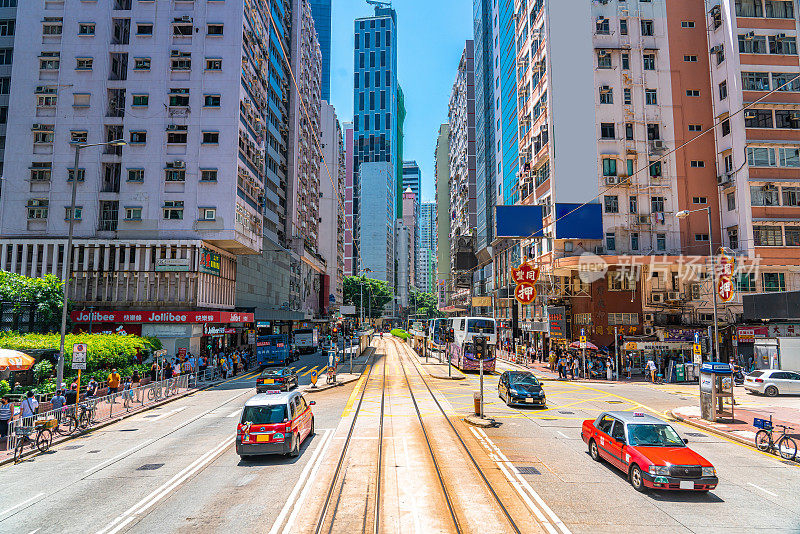 香港湾仔区庄士敦道十字路口的车辆交通运输