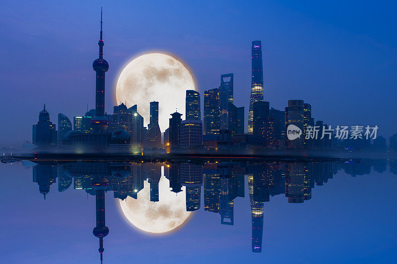 中秋节的夜晚繁华的外滩天空上挂着一轮明月