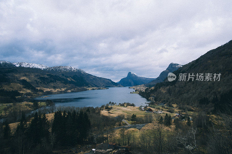 挪威的峡湾，群山环绕