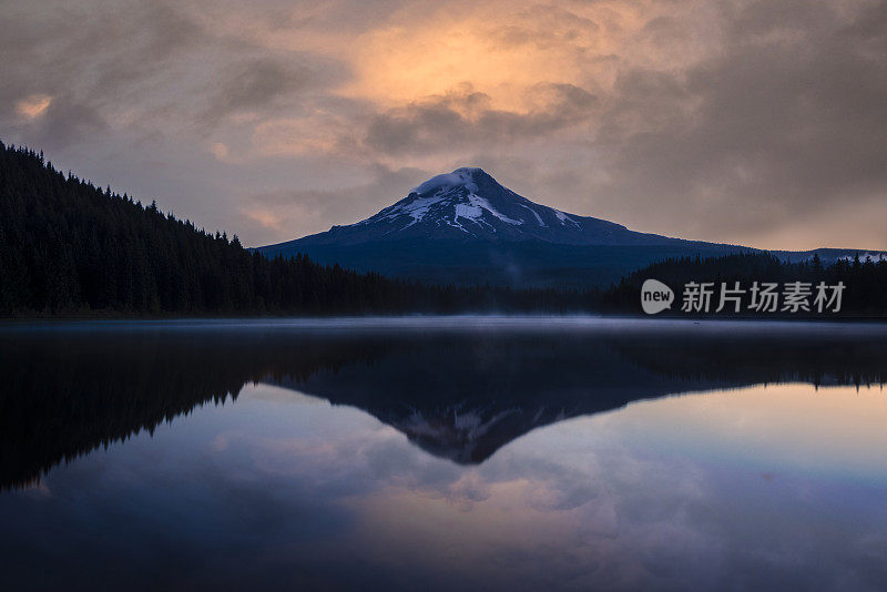 在俄勒冈州的延林湖，胡德山的日出倒映