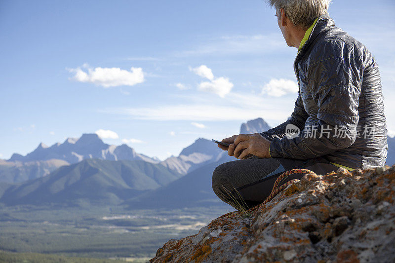 登山运动员早晨在山脊上休息