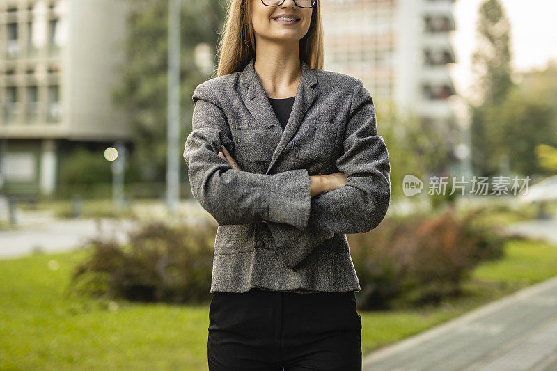 女商人双臂交叉的特写