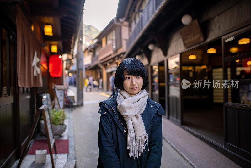 年轻女子参观日本当地的温泉区