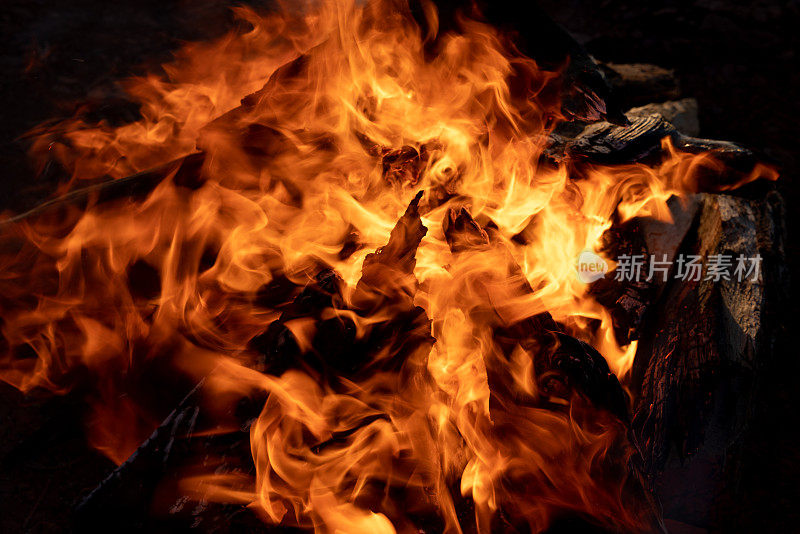 一个燃烧的，热的篝火的特写视图，咆哮的，噼啪的，炽热的