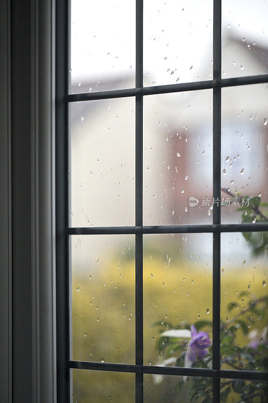 透过英国下雨天的铅玻璃窗户观看