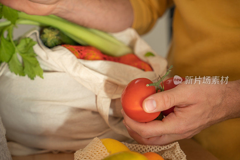 男人把蔬菜放在厨房里