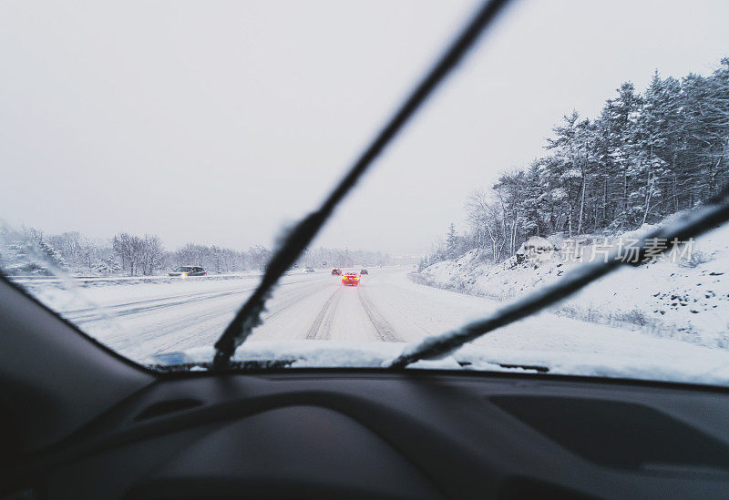 在大雪中开车