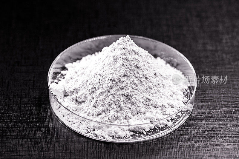 硅酸锆(ZrSiO4)是一种含有石英的氧化锆，用于搪瓷的浑浊剂。