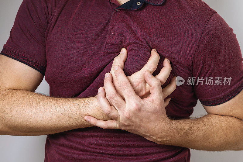 男人把他的手放在心脏部位。关于心脏病发作和健康问题主题的概念