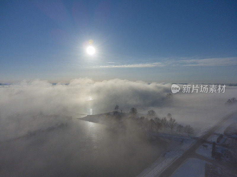 在一个寒冷的冬天的早晨，薄雾从IJssel河升起