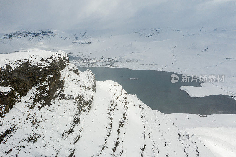 冰岛的kirkjumount被白雪覆盖，鸟瞰图落在早春