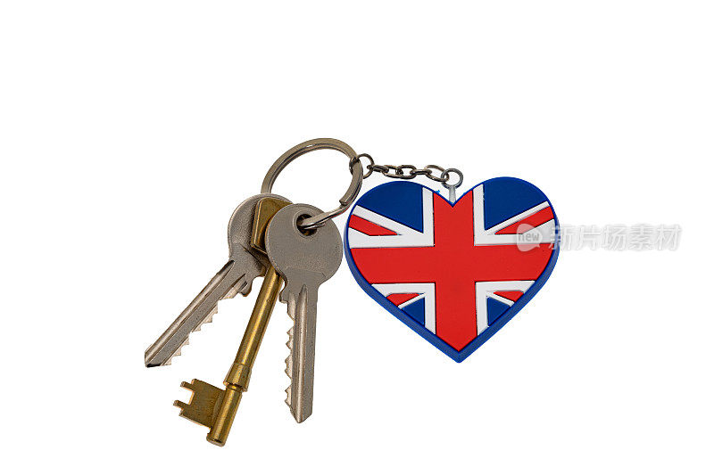 三把家里的钥匙上面有一个心形的英国国旗钥匙链