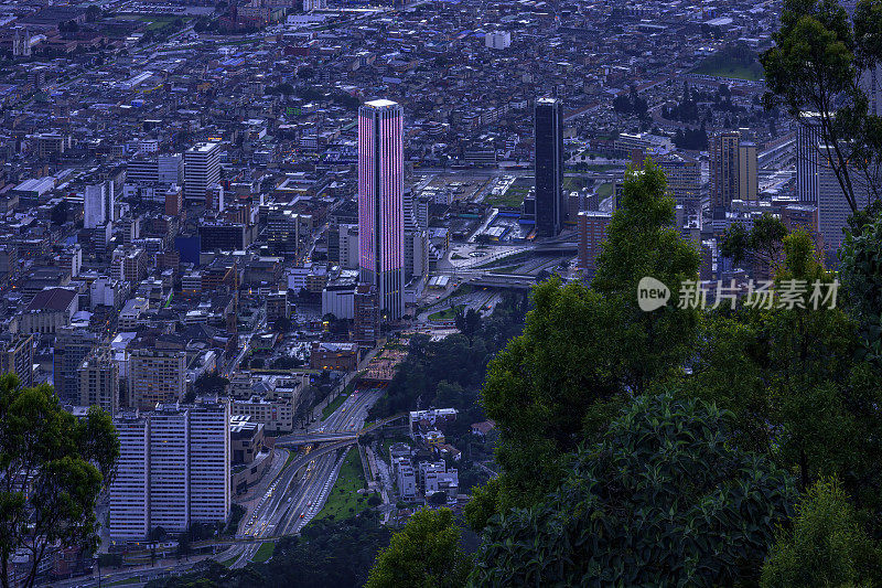 Bogotá，哥伦比亚——从Monserrate山顶俯瞰这座位于首都城市上空约1500英尺的大型安第斯现代城市。