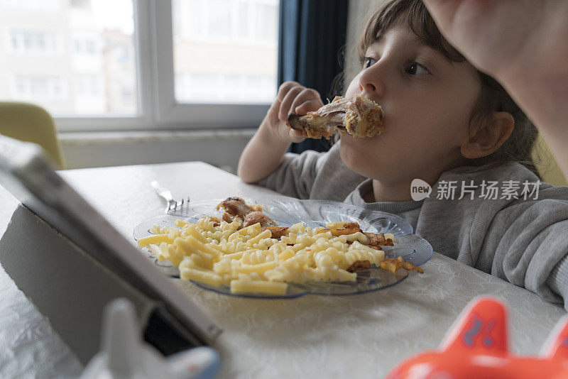 小女孩正在吃鸡肉