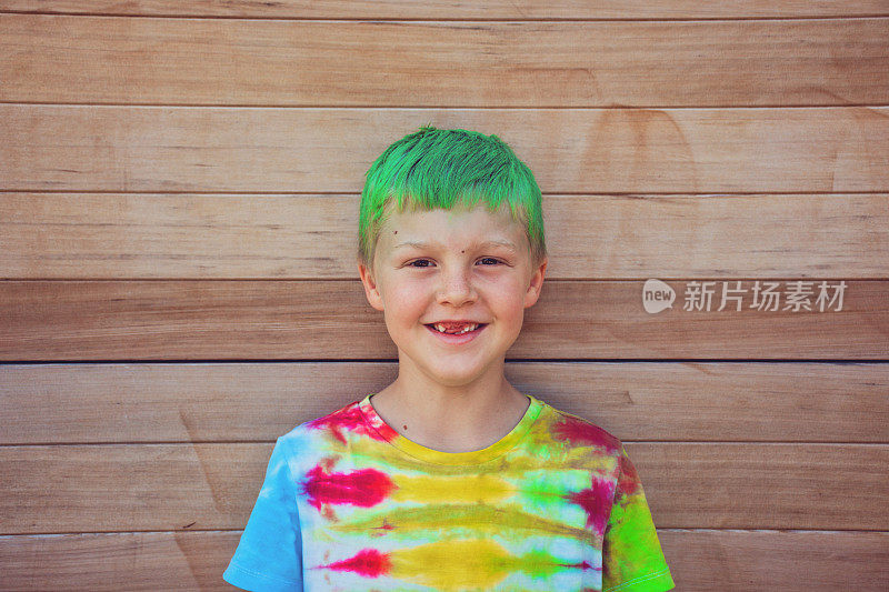 孩子绿色头发和扎染t恤
