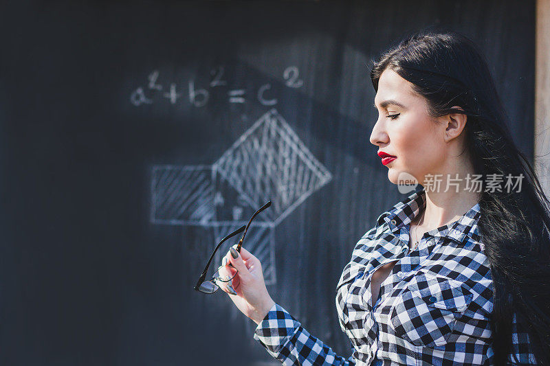 女老师站在黑板前