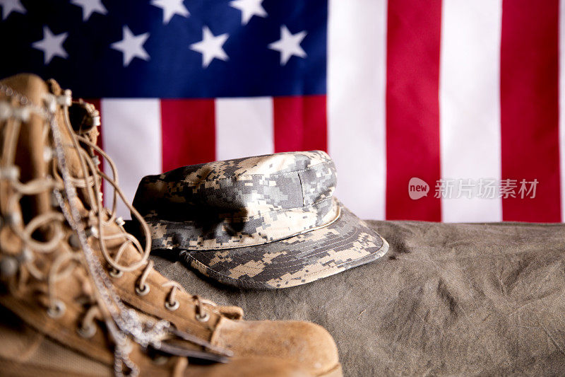 美国军方展示。现代军靴和军帽。