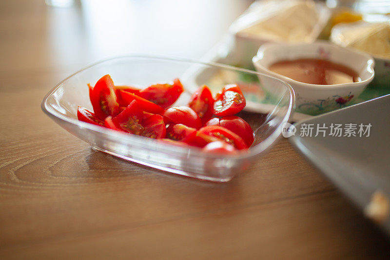 把切好的西红柿和早餐一起放在餐桌上