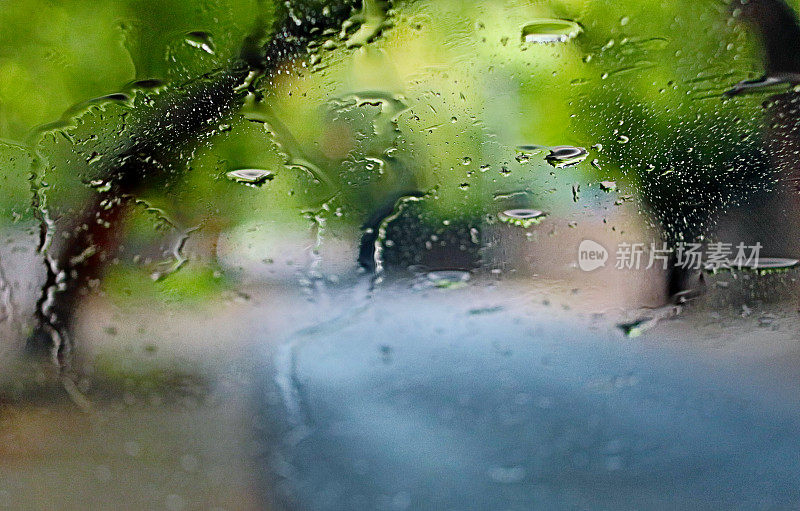 汽车挡风玻璃上的雨滴