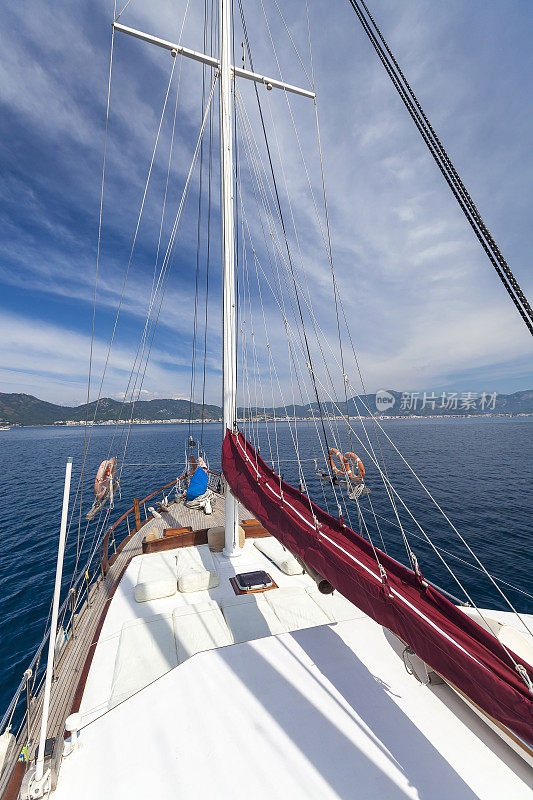 乘坐木制游艇在土耳其马尔马里斯进行蓝色航行
