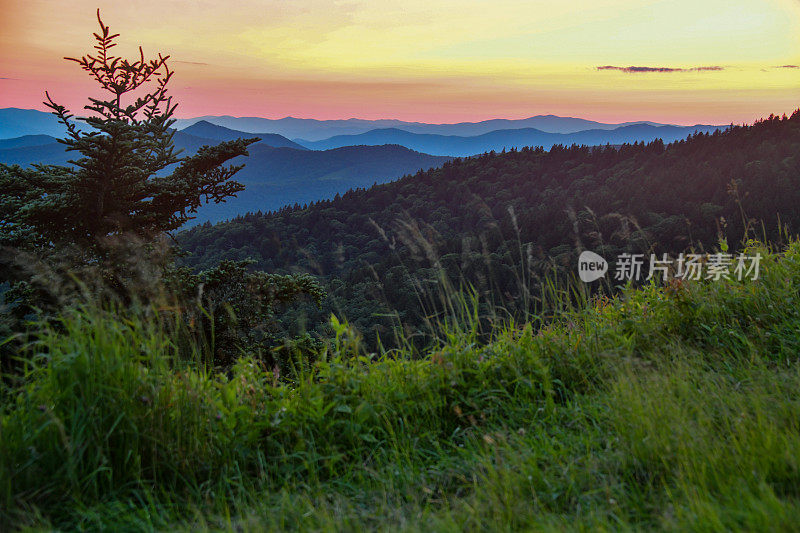 日落，7月初，从Cowee山俯瞰，蓝岭公园路