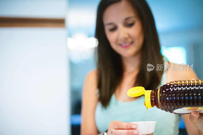 千禧女性在厨房用塑料容器做饭照片系列