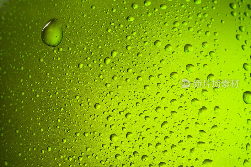 冰冷绿瓶盖着冰和水滴-凝结。用于饮料饮料产品设计模型的毛坯。