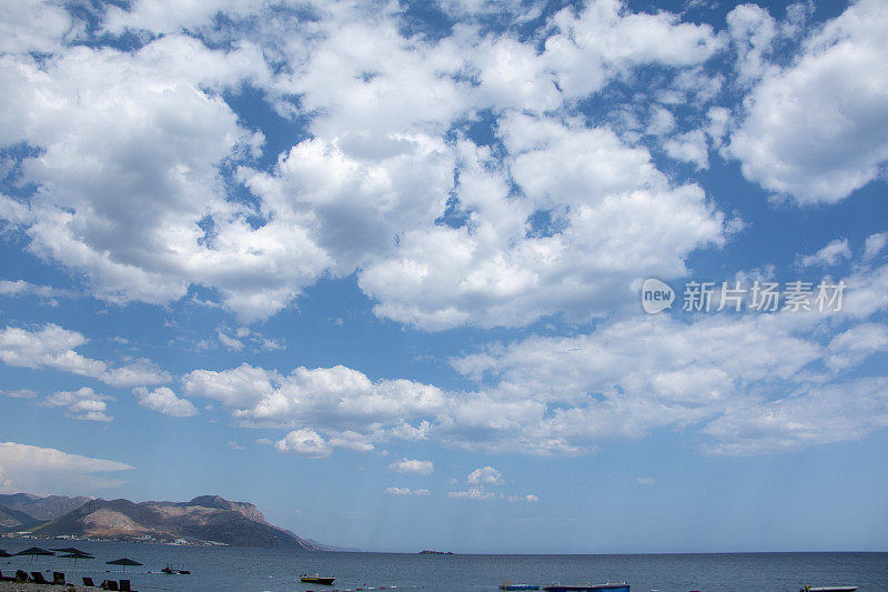 土耳其阿纳穆尔，海岸，岩石，海，云和风景