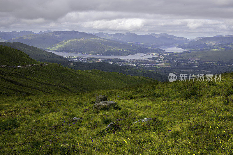 奥纳克莫尔山顶的荒野可以饱览苏格兰的威廉堡、林荷湖和艾尔湖的美景。