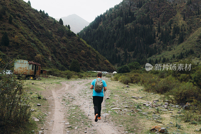 一名背包客在夏天的中亚山区徒步旅行