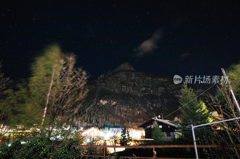 山夜景观与星星和空间，雪山的勃朗峰。美丽山谷中的白云石。旅游和度假摄影。