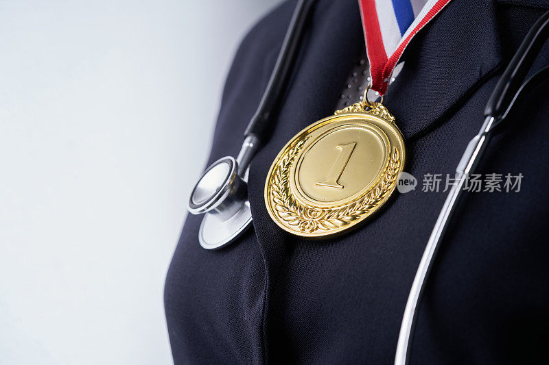女人的上腹部带着金质奖章和听诊器
