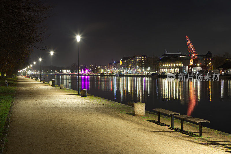 Halmstad，沿河的砾石路，有公园的长椅和照明