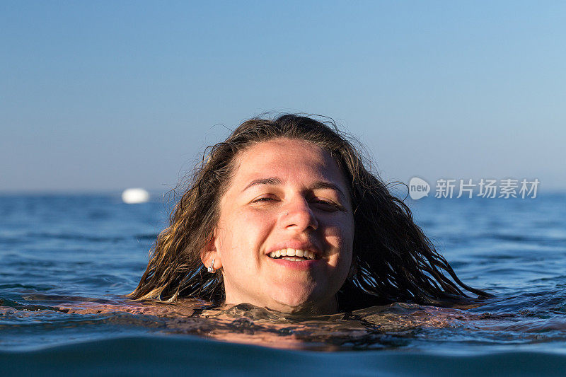 这个女人在地中海游泳。火鸡