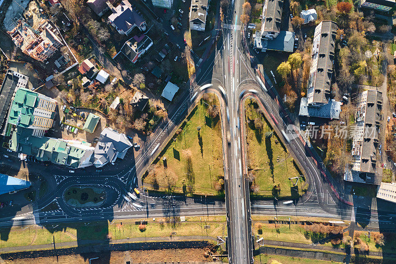 城市街道上快速移动的繁忙交通的十字路口的鸟瞰图。城市交通的时间流逝。交通高峰期，车辆模糊