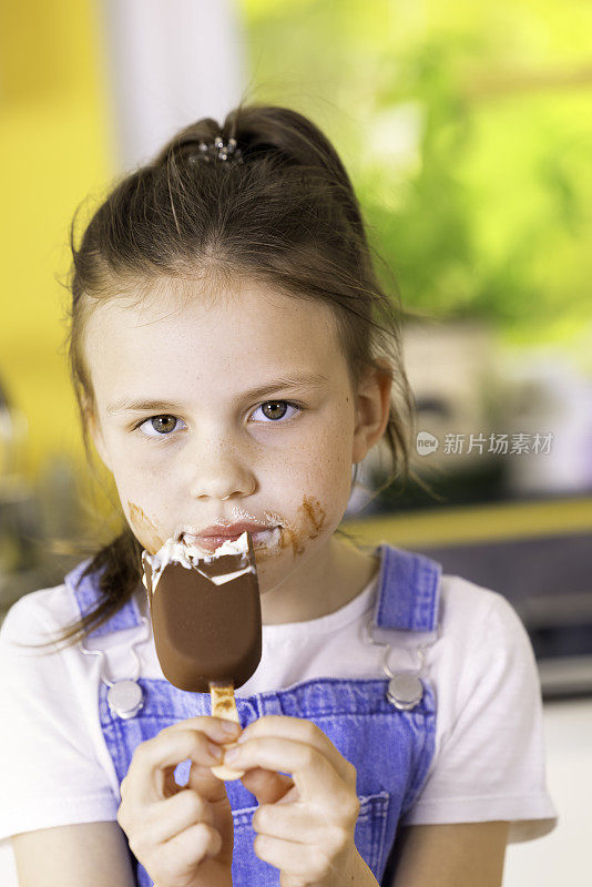 小女孩拿着巧克力冰棍