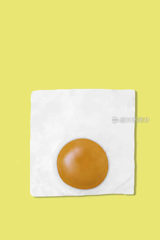 黄色背景上的煎鸡蛋的创意照片